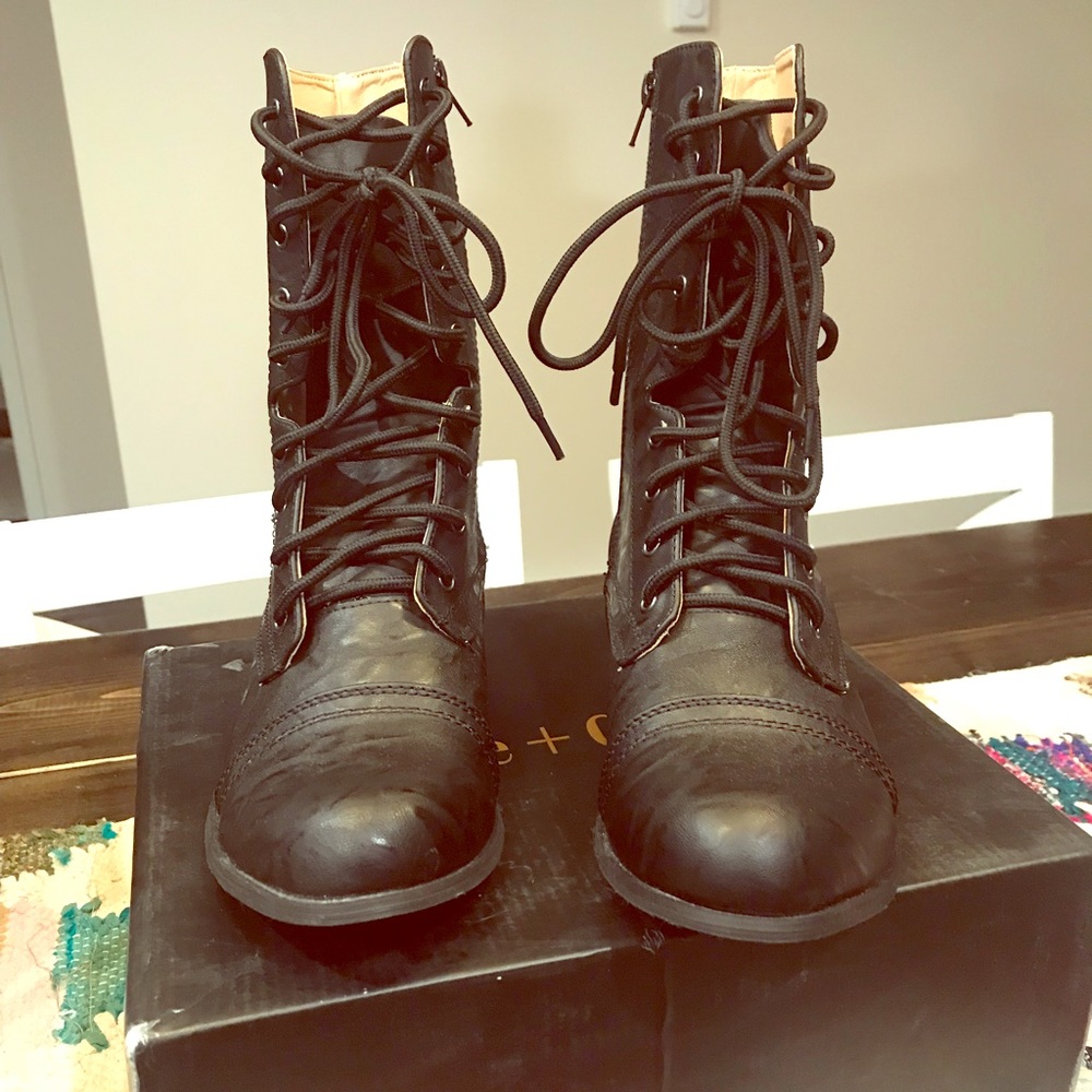 COMBAT BOOTS